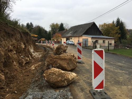 Rozšíření a oprava povrchu cesty od železniční zastávky do Mutěnína