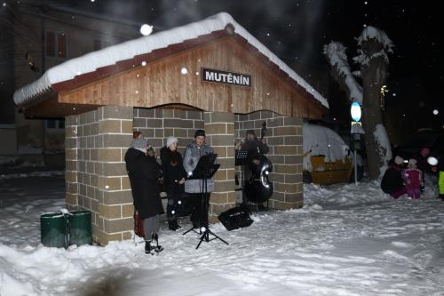 Rozsvícení a zpívání u vánočního stromečku  2.12. 2023 Mutěnín