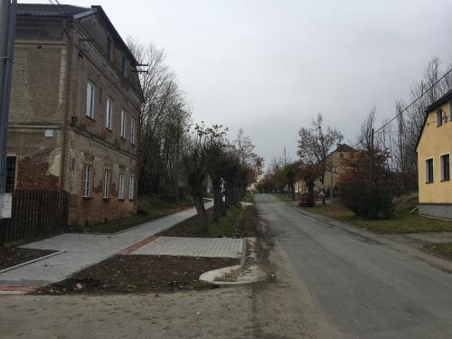 Dokončení stavby chodníku ve spodní části návsi.