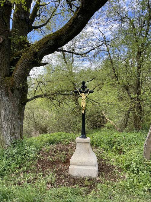 Obnova a nové umístění památného kříže.