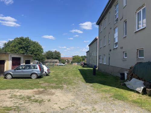 Stavba nového parkoviště za bytovkama v Mutěníně.