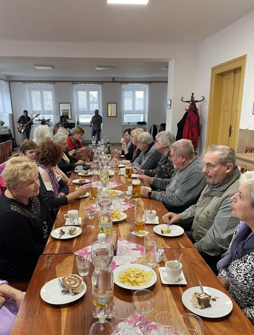 Setkání dříve narozených.