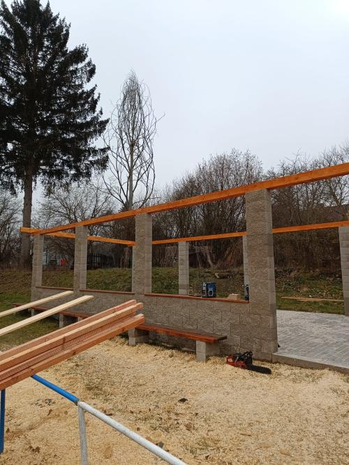 Práce na zastřešení pergoly u kabin TJ Sokol Mutěnín 18.1. 2025.