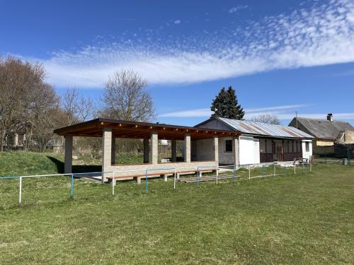 Dokončení pergoly v areálu TJ Sokol Mutěnín 12.4. 2025.