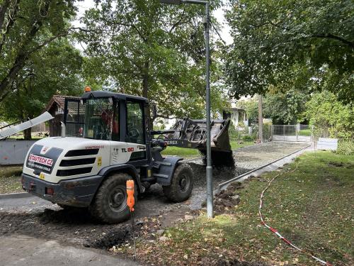 Budování vjezdů k domům ve Starém Kramolíně na návsi.