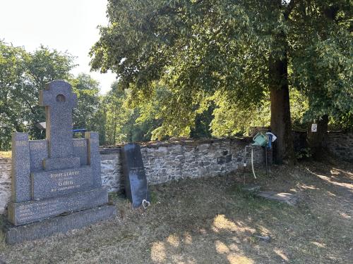 Pátek 10.7. 2026 - Na hřbitově byl instalován nový stojan na vodu.