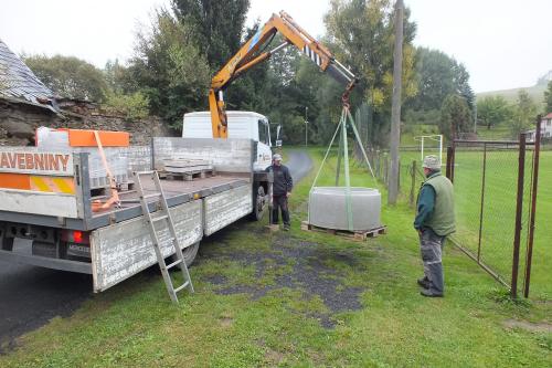 Oprava vodovodní šachty na hřišti