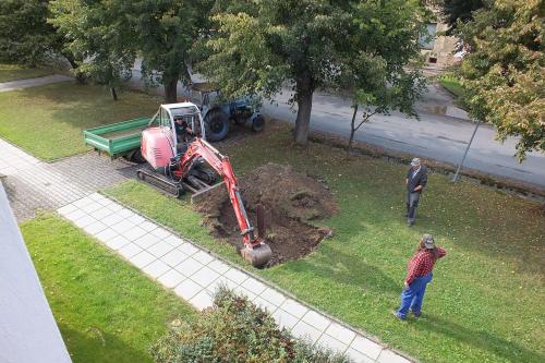 Pokus o přemístění a stavba stojanu na májku
