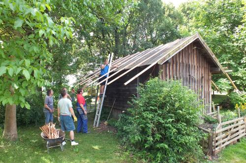 Práce na nové střeše bývalé hasičské zbrojnice ve Starém Kramolíně.