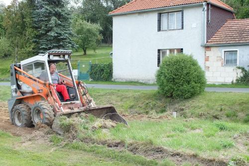 Práce na oplocení fotbalového hřiště