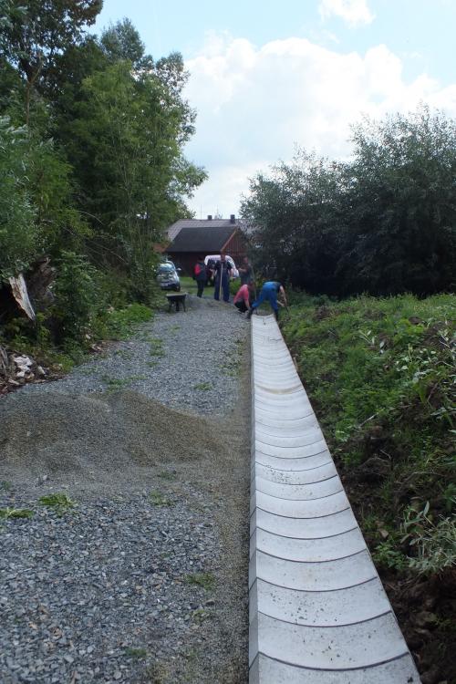 Závěrečné práce na rybníčku ve Starém Kramolíně