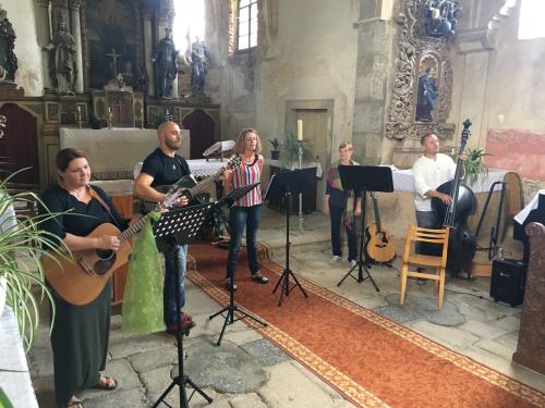 Koncert "Spolku nadšených" v kostele sv. Bartoloměje v Mutěníně na podporu lidí postižených tornádem.