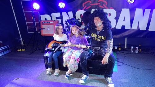 Koncert skupiny "BengaBand" u hasičské zbrojnice v Mutěníně na podporu lidí postižených tornádem.