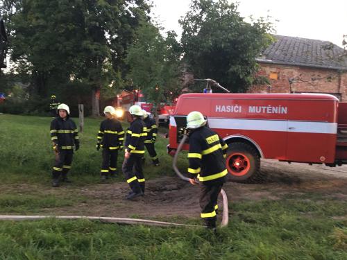 Požár stohu v obci Ostrov