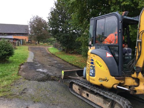 Práce na novém povrchu cest ve Starém Kramolíně. 